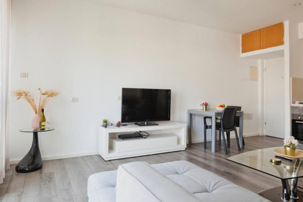 Big Apartment Next To Gordon Beach Plus Free Parking テル・アビブ エクステリア 写真