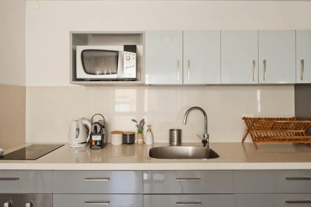 Big Apartment Next To Gordon Beach Plus Free Parking テル・アビブ エクステリア 写真